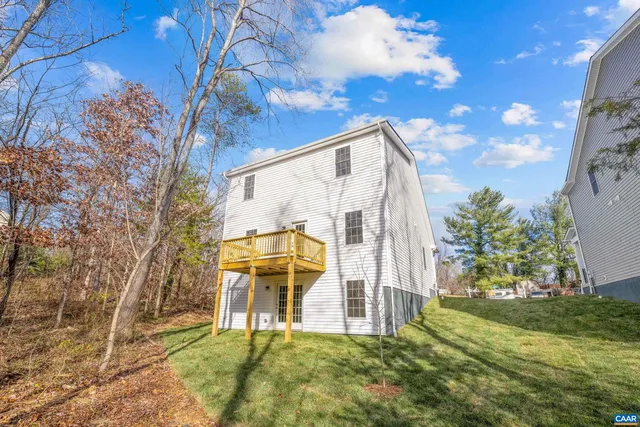 a view of back yard of the house