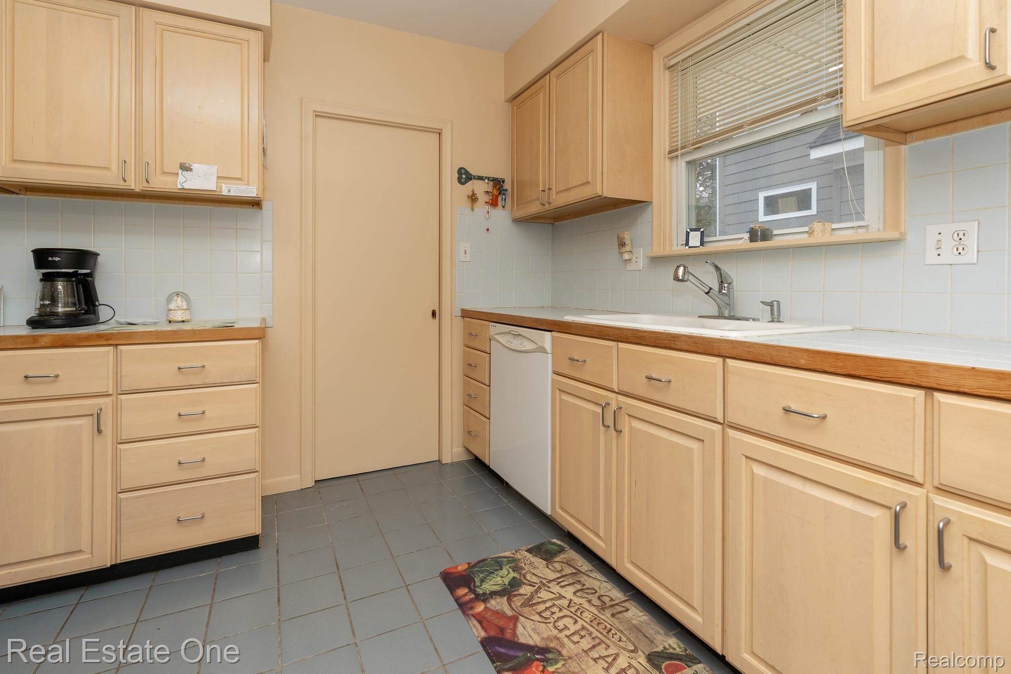 829 Miller Avenue Rochester, MI 48307 - Photo 14 of 25 829 Miller MLS-W014.jpg