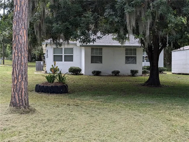 a view of a house with backyard and garden