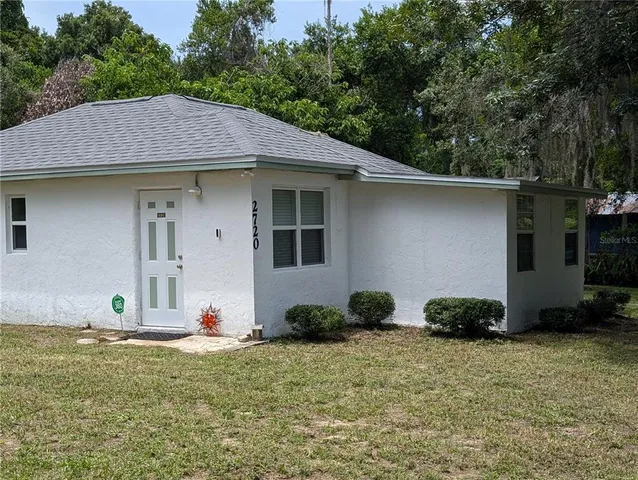 a view of a house with yard and plants