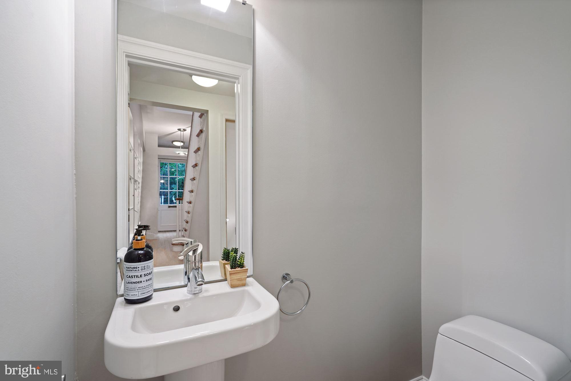 2003 Belmont Road Northwest Washington, DC 20009 - Photo 12 of 36 Main Level - Powder Room