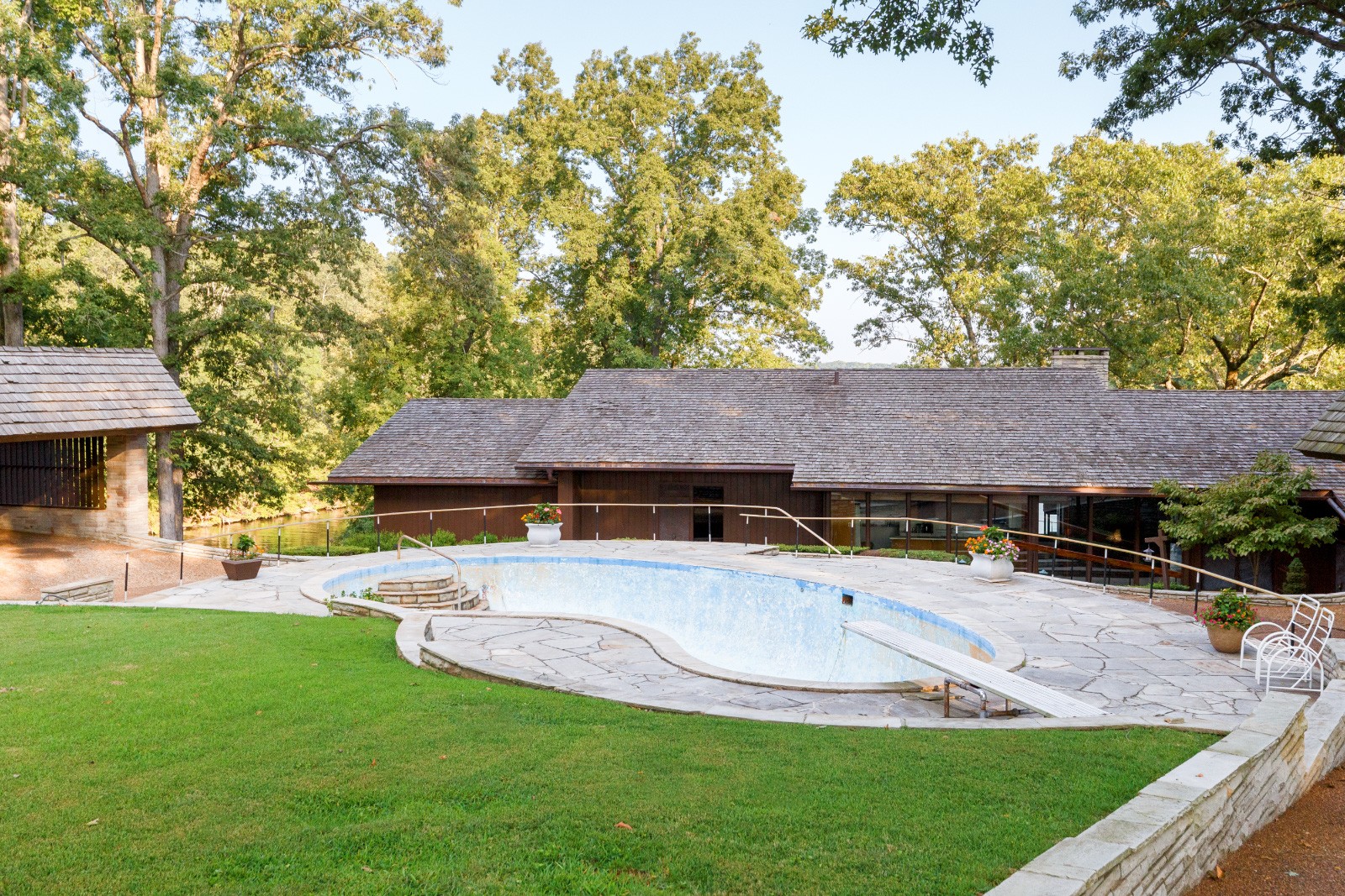 300 Elton Darby Road Florence, AL 35630 - Photo 58 of 66 an aerial view of a house with swimming pool and patio