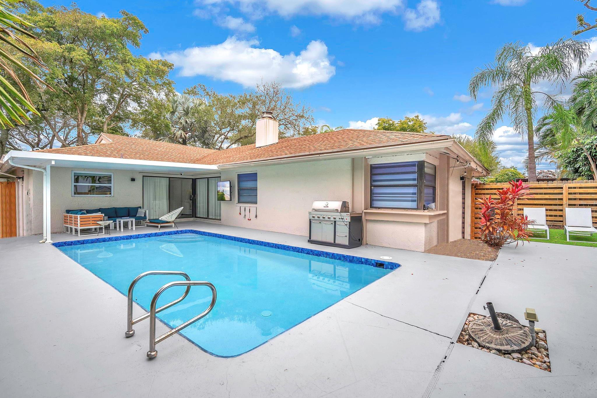 136 Greens Road Hollywood, FL 33021 - Photo 27 of 32 a view of a house with swimming pool and sitting area