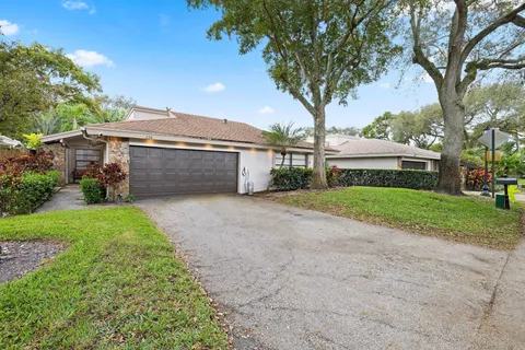 $850,000 | 136 Greens Road, Hollywood, FL 33021