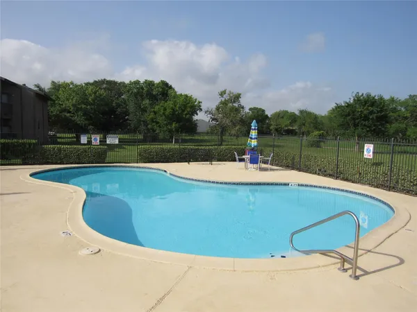 $75,000 | 418 Garland Drive, Unit 201, Lake Jackson, TX 77566