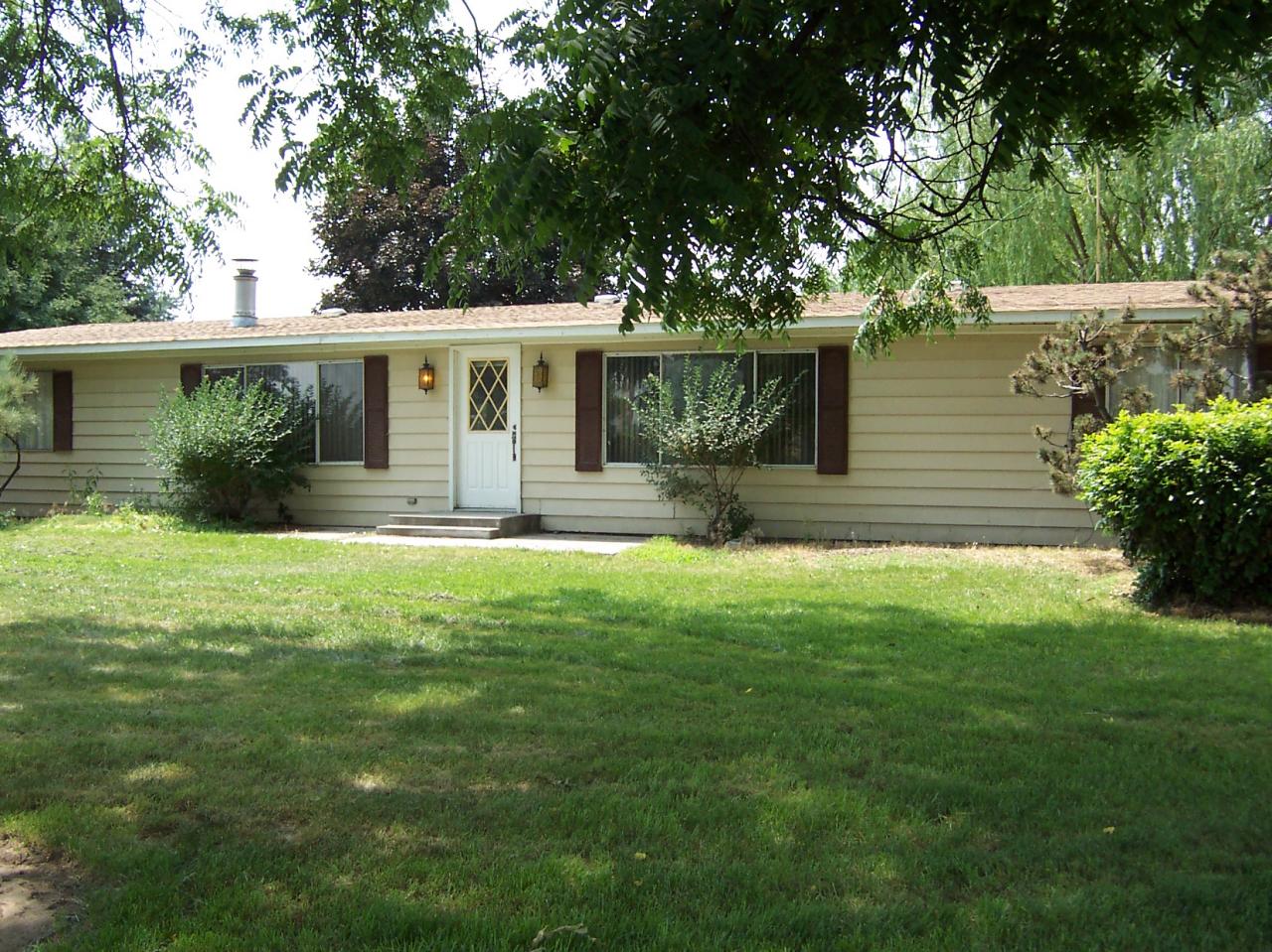 3191 Sheller Road Sunnyside, WA 98944 - Photo 1 of 6 a front view of house with yard and green space