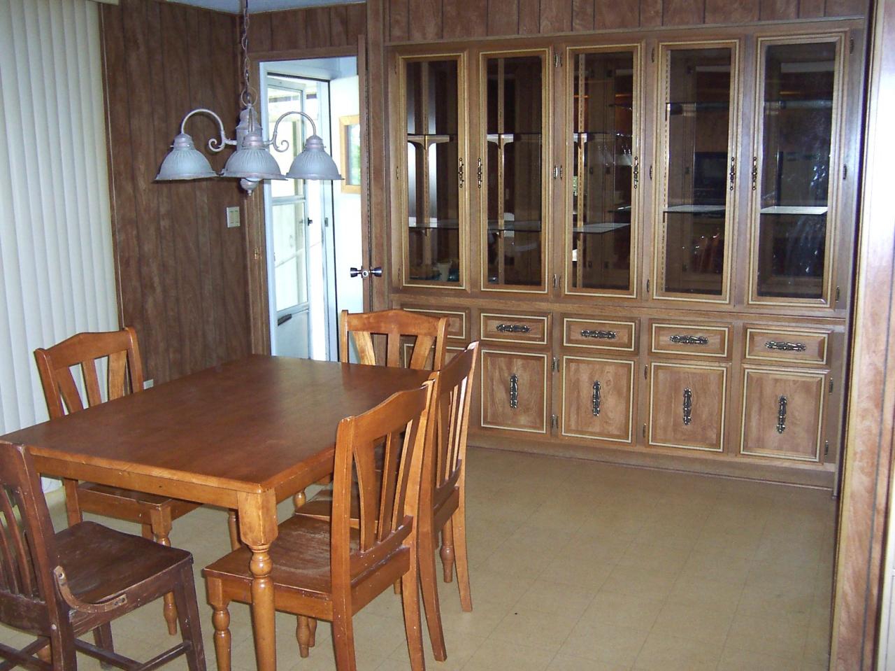 3191 Sheller Road Sunnyside, WA 98944 - Photo 6 of 6 a dining room with furniture and window