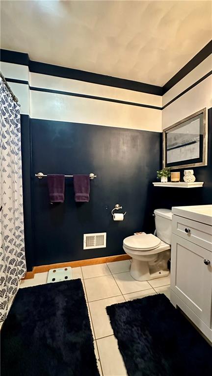 6949 Shannon Road Verona, PA 15147 - Photo 27 of 49 a bathroom with a toilet a sink and shower