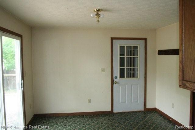 622 Maple Street Howell, MI 48843 - Photo 8 of 18 Dining Room