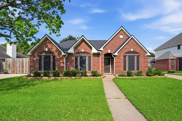 $374,500 | 4015 Lakepointe Forest Drive, Seabrook, TX 77586