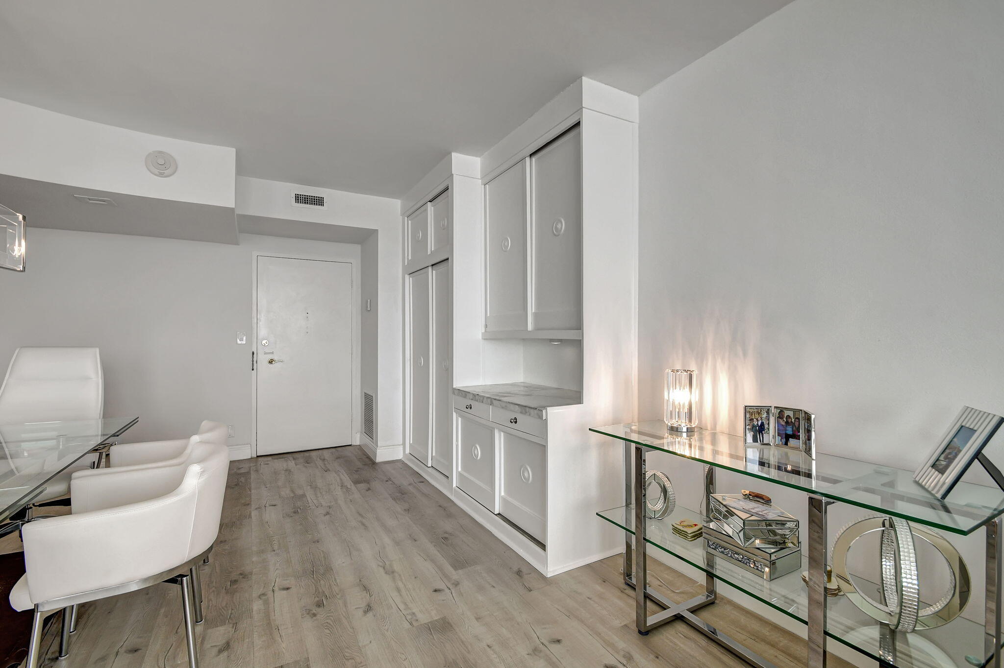 2840 South Ocean Boulevard, Unit 3020 Palm Beach, FL 33480 - Photo 11 of 40 a view of a kitchen with furniture and wooden floor