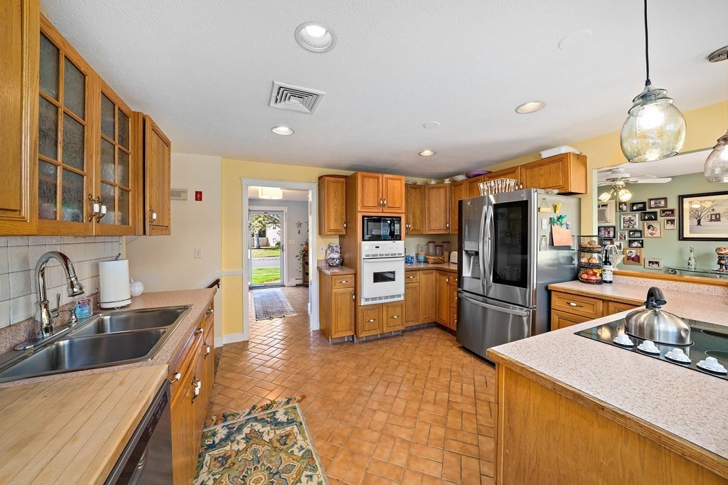 86 Windsor Road Weymouth, MA 02190 - Photo 4 of 42 Gallery Image 4