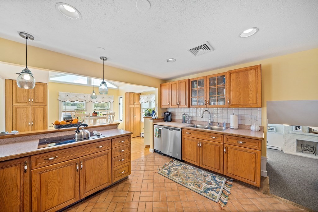 86 Windsor Road Weymouth, MA 02190 - Photo 6 of 42 Gallery Image 6