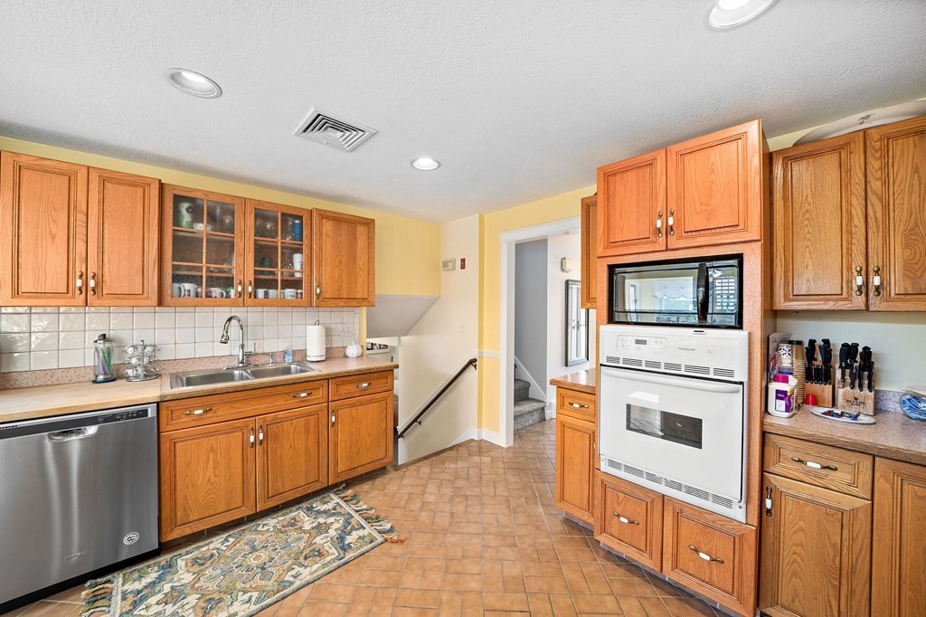 86 Windsor Road Weymouth, MA 02190 - Photo 7 of 42 Gallery Image 7