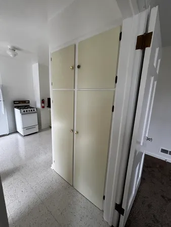 $975 | 142 North Riverview Drive, Unit 3, Kalamazoo, MI 49004