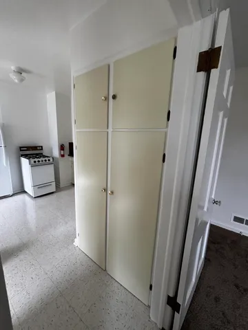 $975 | 142 North Riverview Drive, Unit 3, Kalamazoo, MI 49004