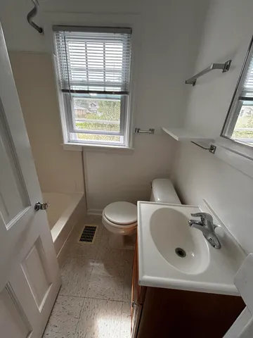 $975 | 142 North Riverview Drive, Unit 3, Kalamazoo, MI 49004