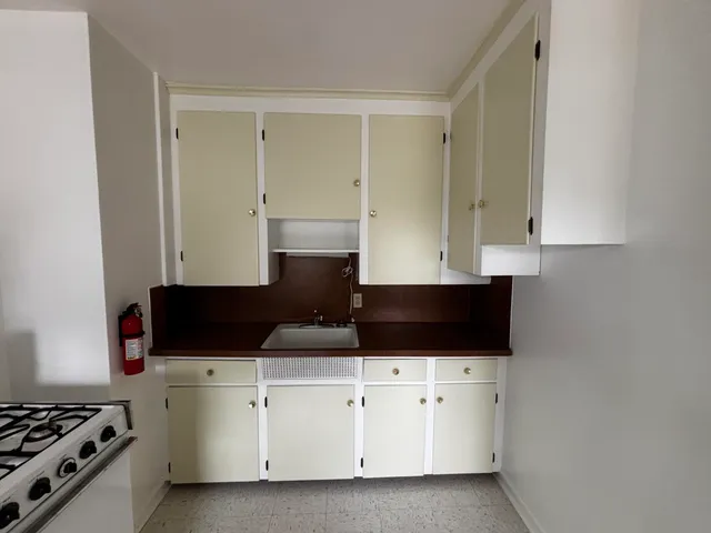 $975 | 142 North Riverview Drive, Unit 3, Kalamazoo, MI 49004