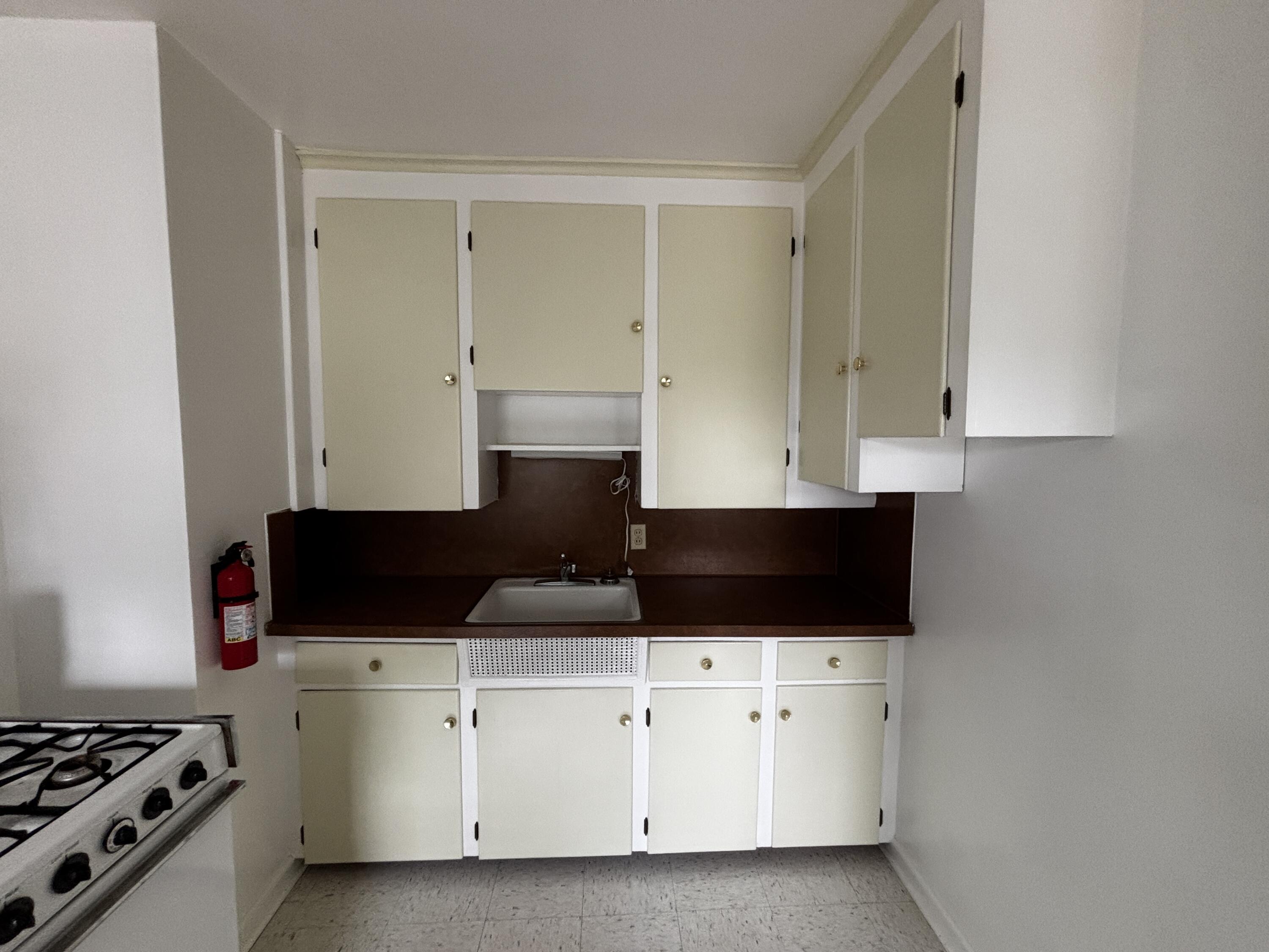 142 North Riverview Drive, Unit 3 Kalamazoo, MI 49004 - Photo 9 of 15 IMG_4117