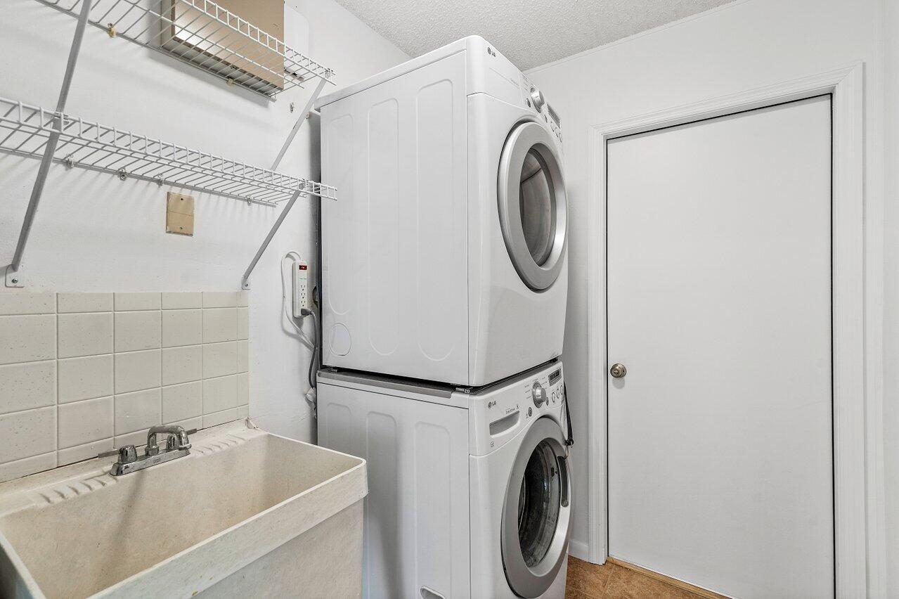 8175 Copenhagen Way Boca Raton, FL 33434 - Photo 8 of 32 Laundry Room