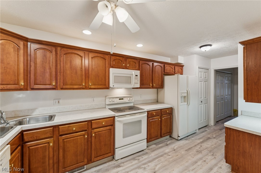 4204 Castle Ridge Akron, OH 44321 - Photo 7 of 44 KITCHEN