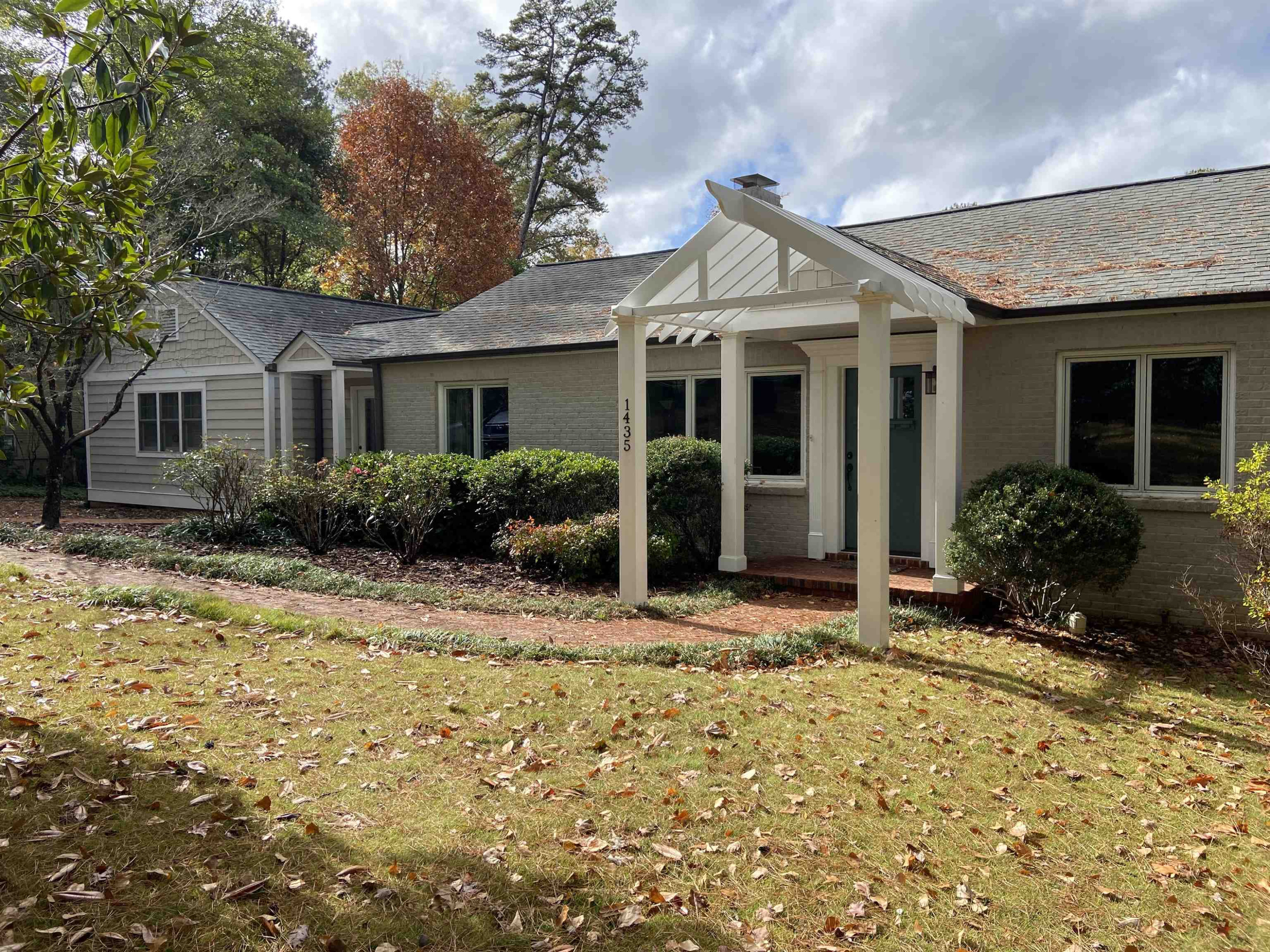 a view of a house with yard and plants