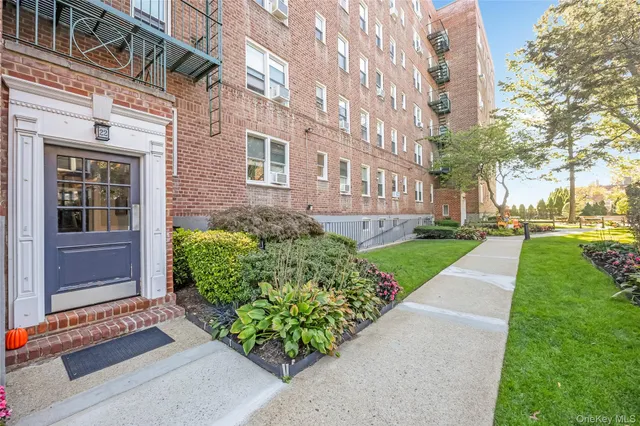 $345,000 | 22 Mulford Place, Unit 2D, Hempstead, NY 11550