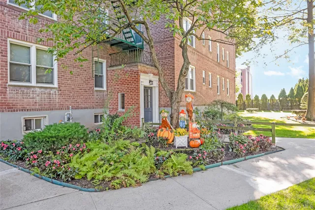 $345,000 | 22 Mulford Place, Unit 2D, Hempstead, NY 11550