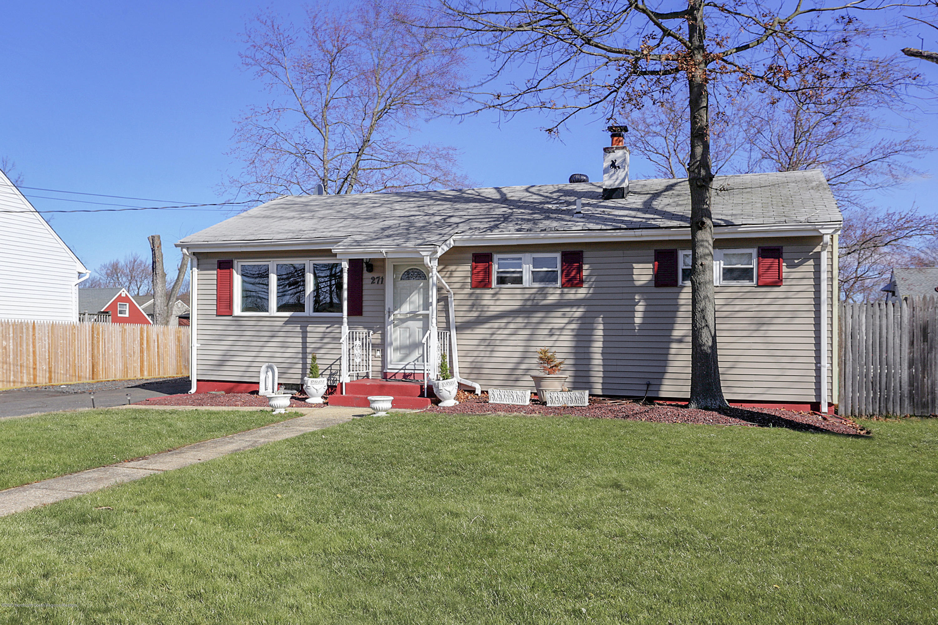 a front view of house with yard and garage
