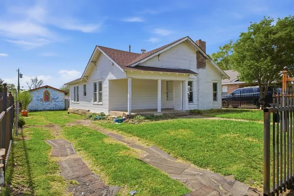 a view of a yard in front of house