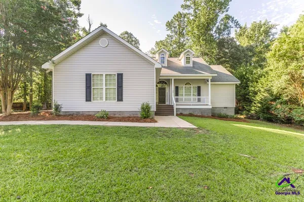 a view of a house with backyard and garden