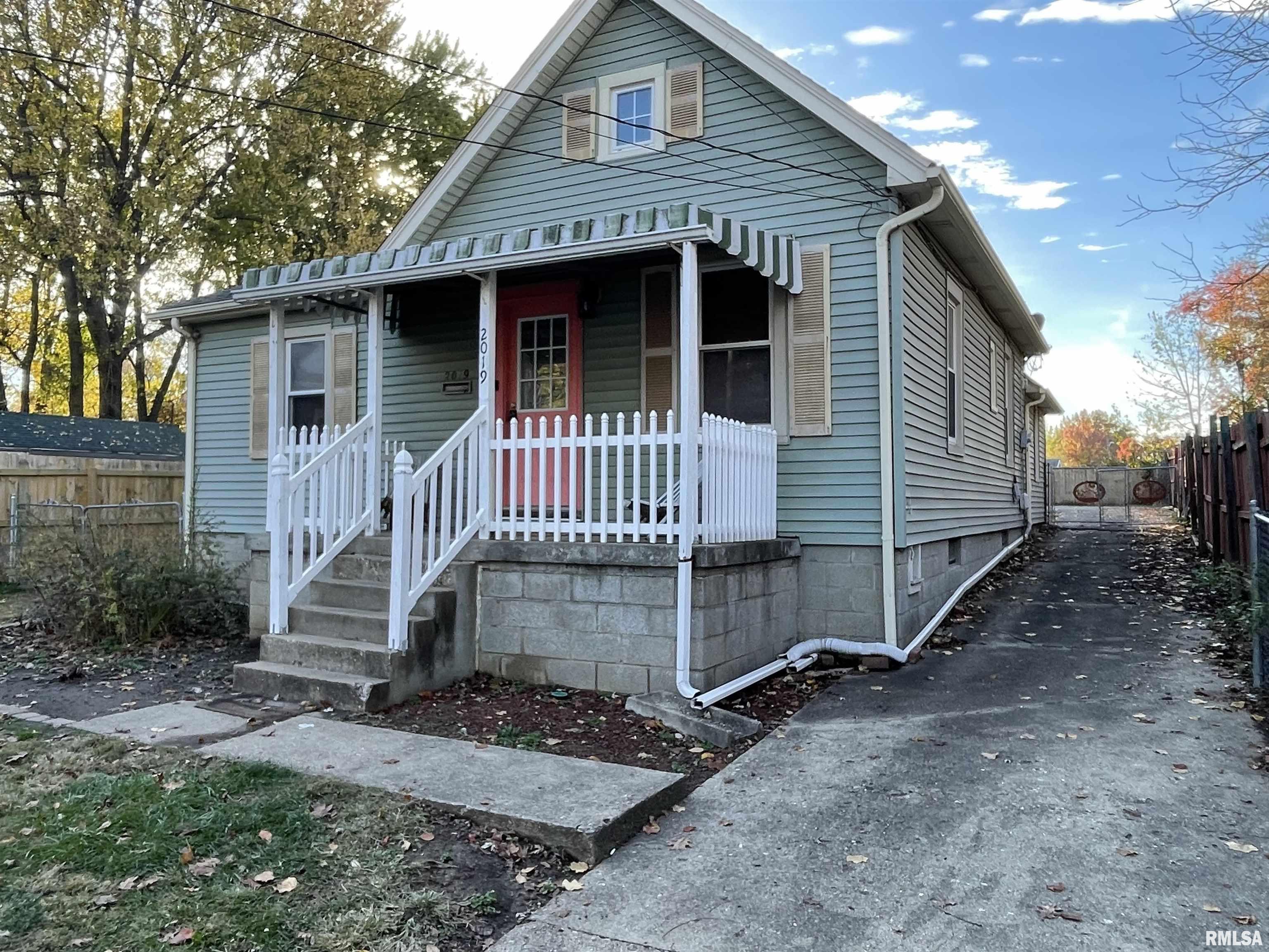 2019 Elizabeth Street Springfield, IL 62702 - Photo 1 of 23