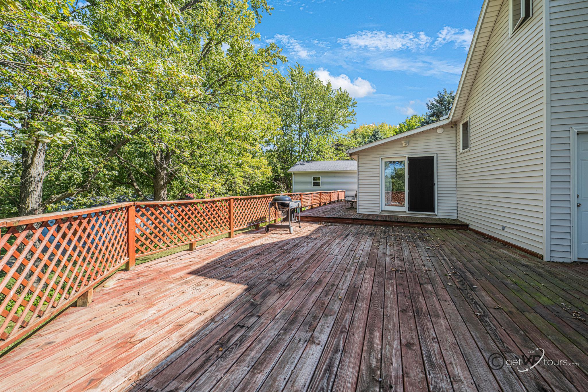 2472 West Red Oak Road Freeport, IL 61032 - Photo 30 of 45 a balcony with wooden floor and fence