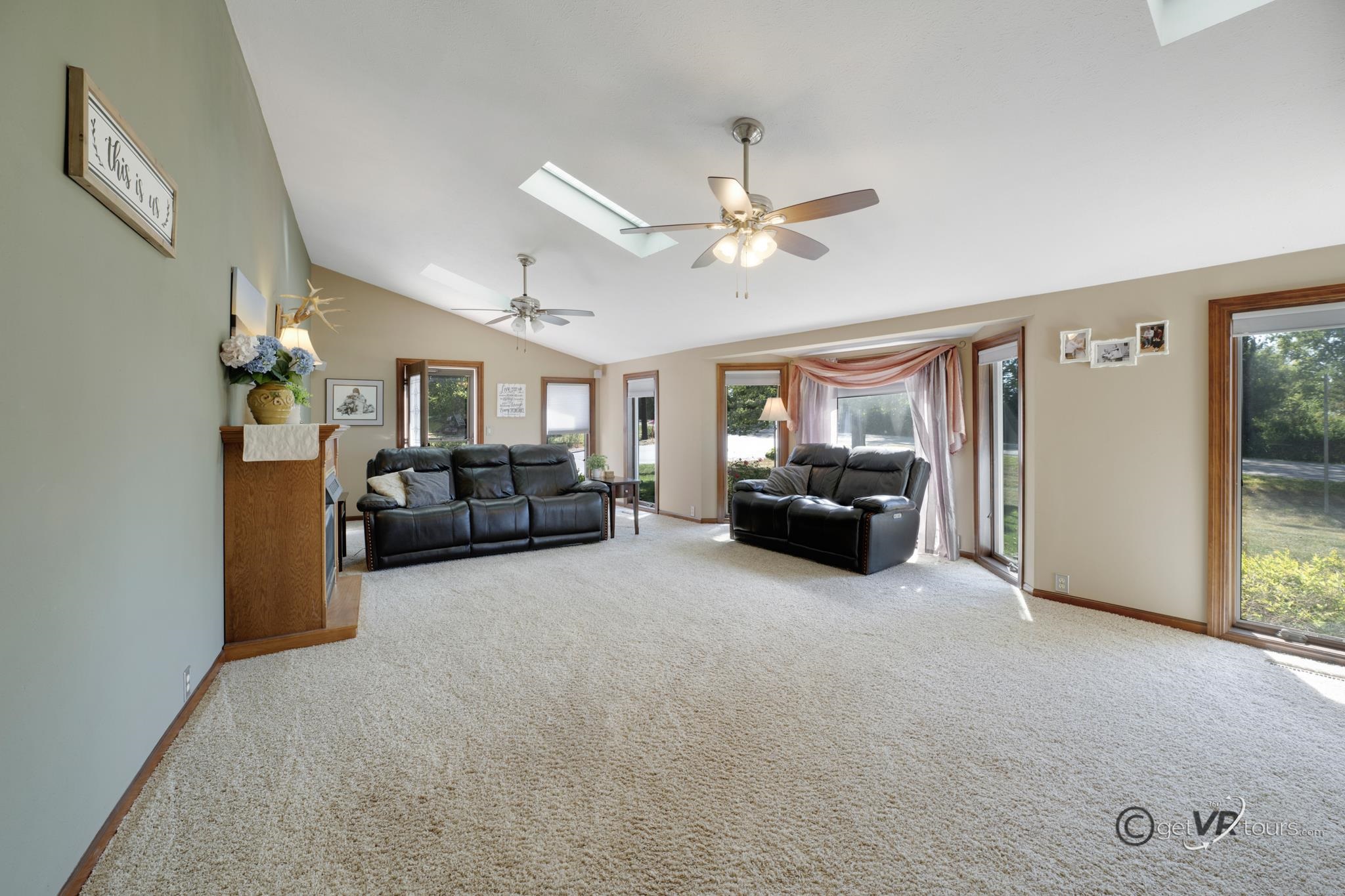 2472 West Red Oak Road Freeport, IL 61032 - Photo 3 of 45 a living room with furniture a couch and a ceiling fan