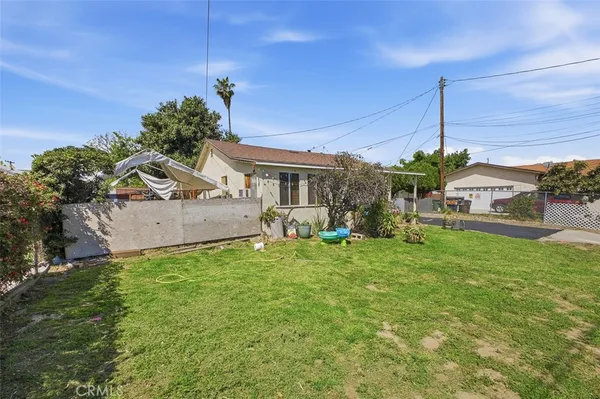 a view of back yard of the house