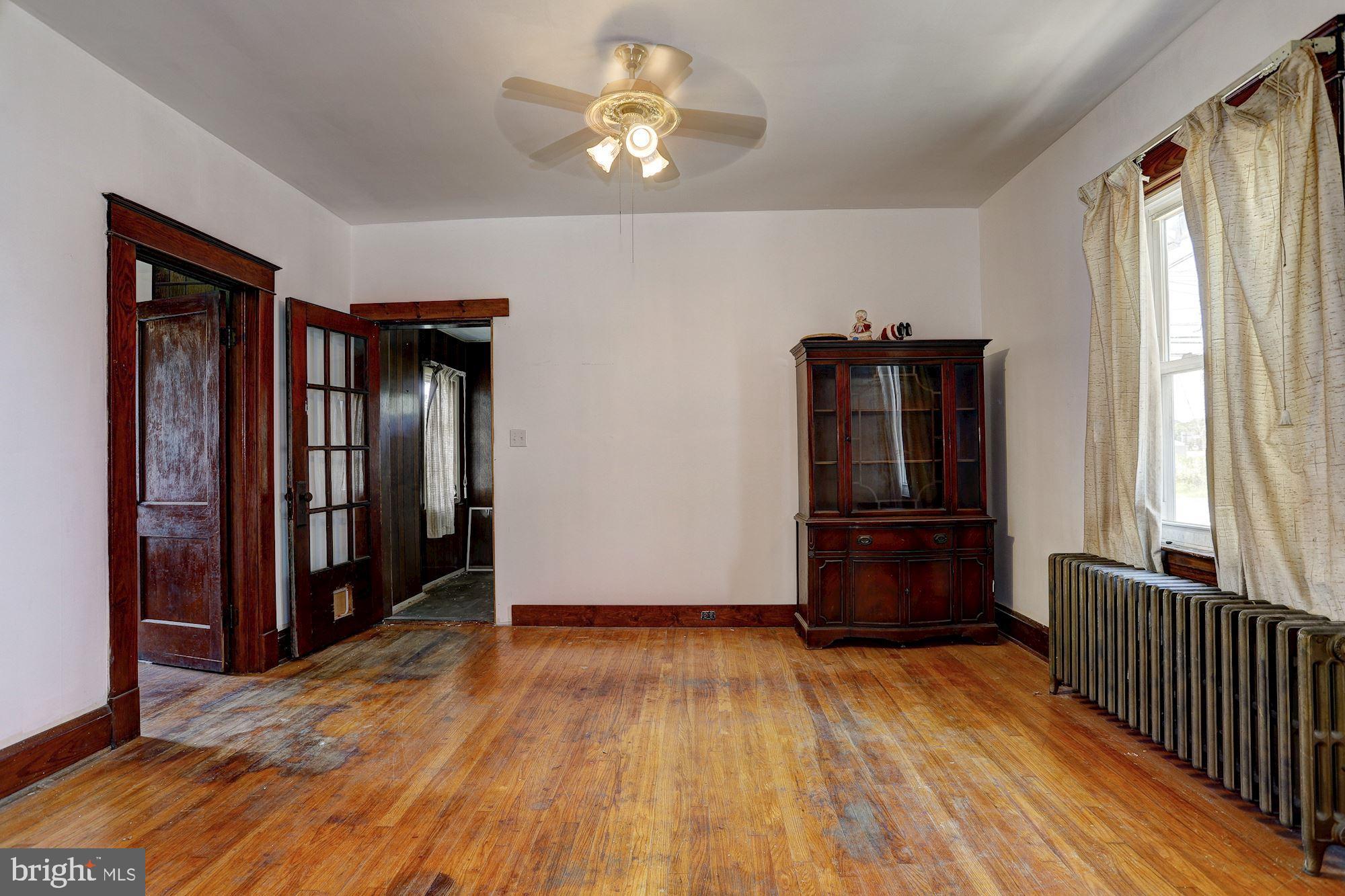 2305 Sparrows Point Road Baltimore, MD 21219 - Photo 4 of 23 Living Room