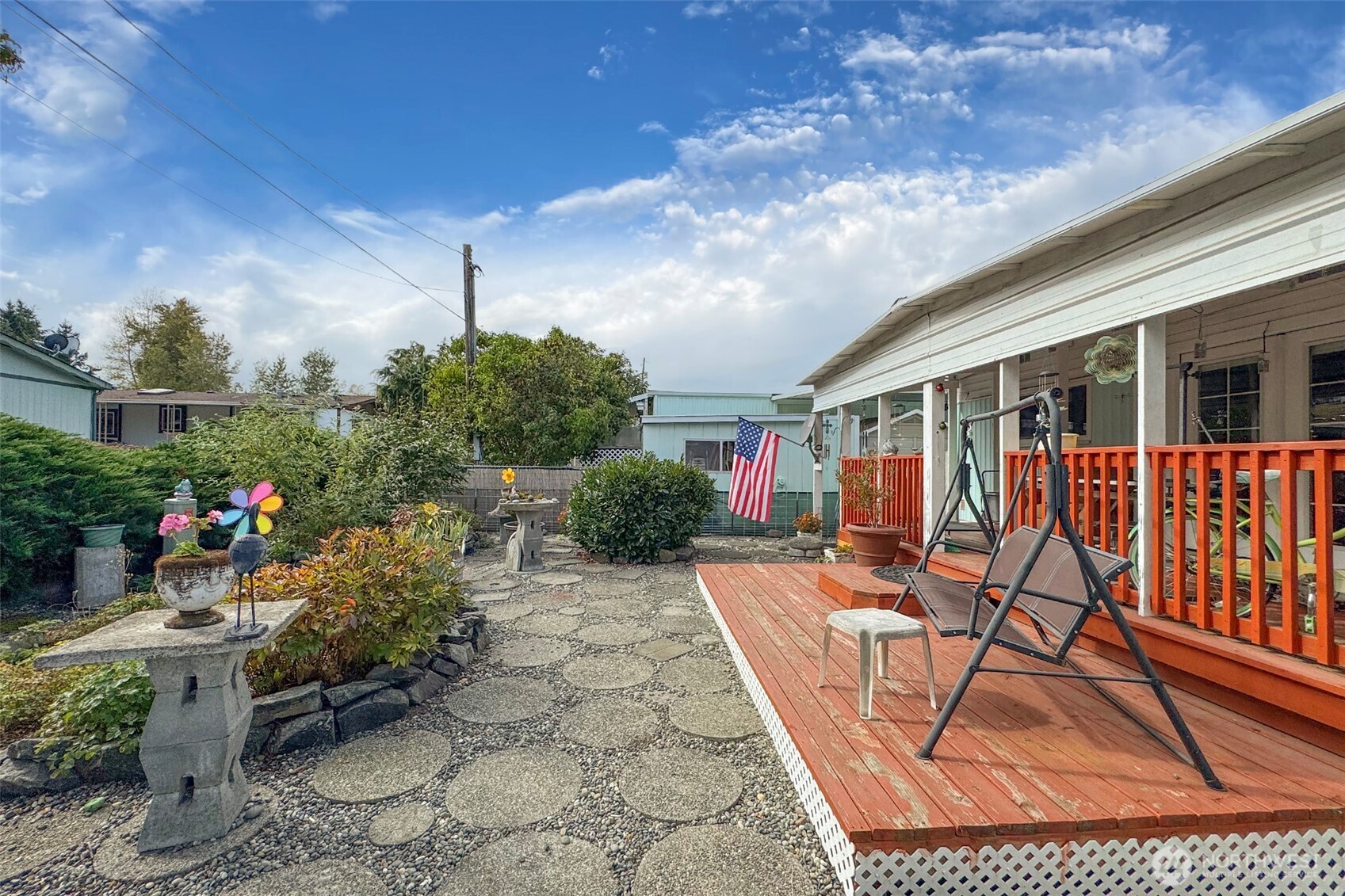 921 South 3rd Avenue, Unit 7 Sequim, WA 98382 - Photo 22 of 32 a view of a chairs and tables in the patio