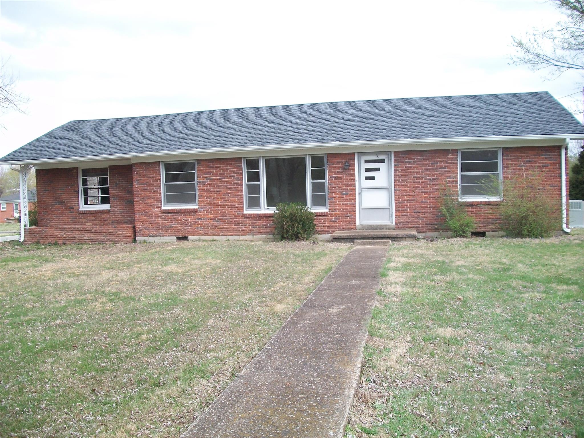 1014 King Road Lafayette, TN 37083 - Photo 2 of 17 front of home viewing sidewalk gointo front door