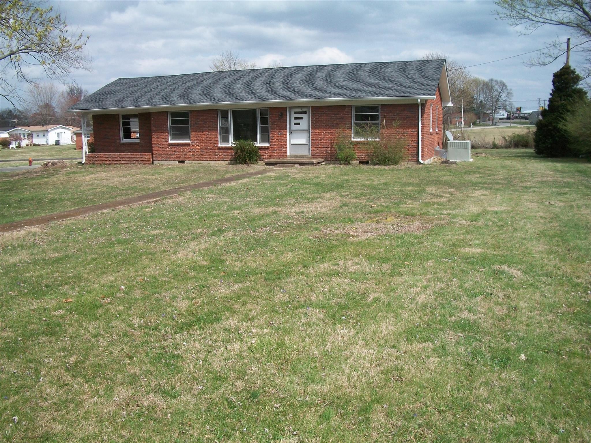 1014 King Road Lafayette, TN 37083 - Photo 4 of 17 FRONT SHOWING A LARGE FRONT YARD
