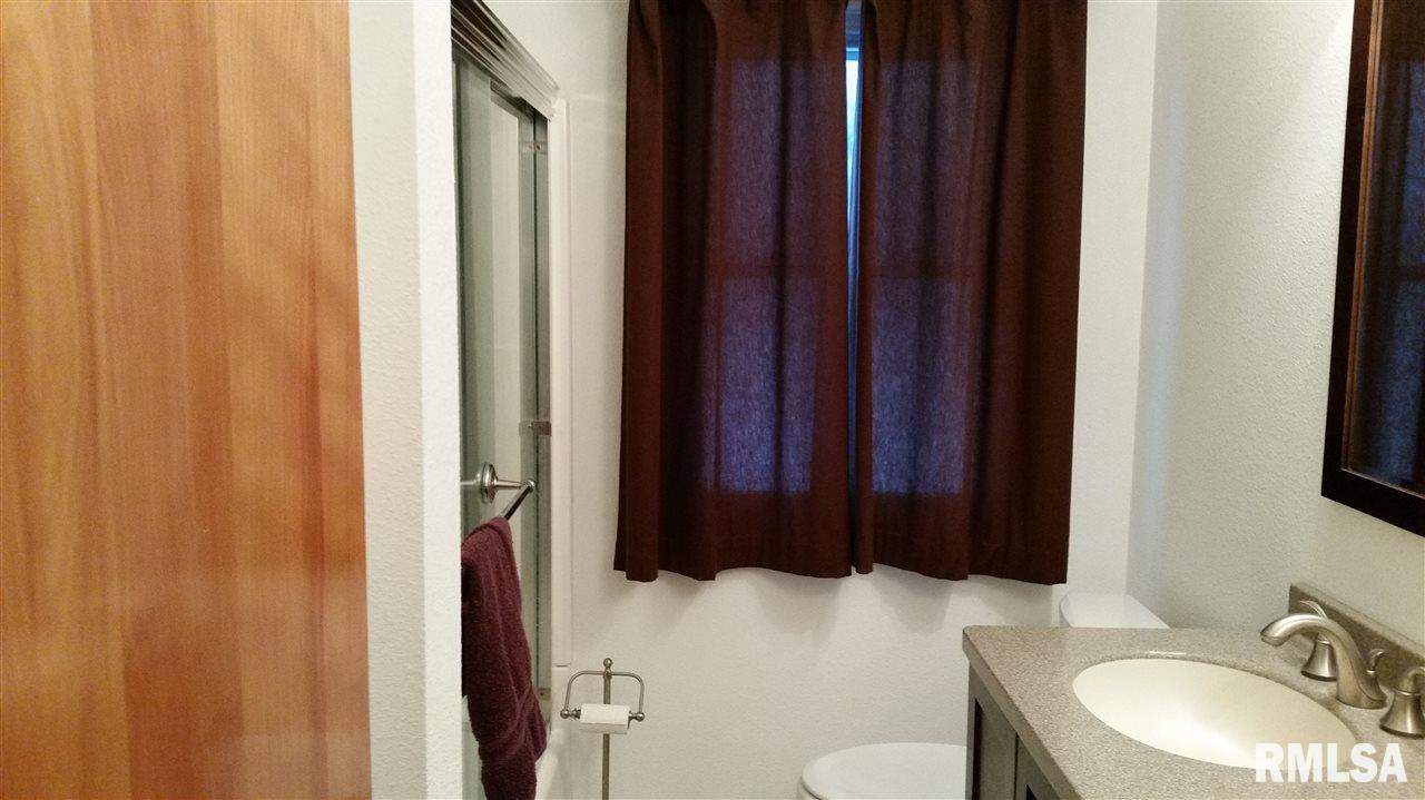 2919 Meadowbrook Drive Clinton, IA 52732 - Photo 6 of 8