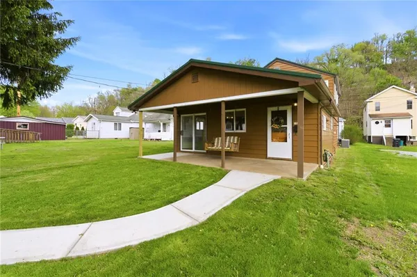 a view of a house with a yard