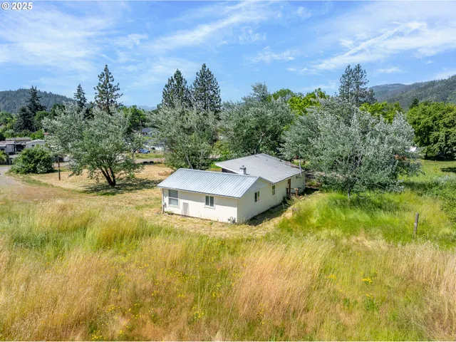 $215,000 | 207 Henry Street, Myrtle Creek, OR 97457