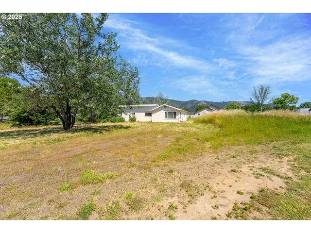 $215,000 | 207 Henry Street, Myrtle Creek, OR 97457