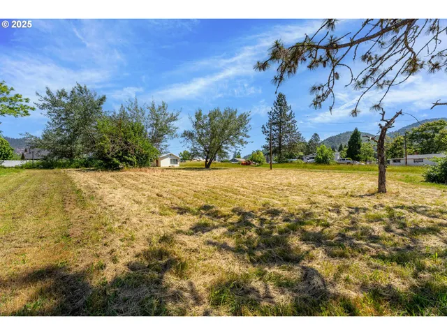 $215,000 | 207 Henry Street, Myrtle Creek, OR 97457