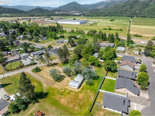 $215,000 | 207 Henry Street, Myrtle Creek, OR 97457