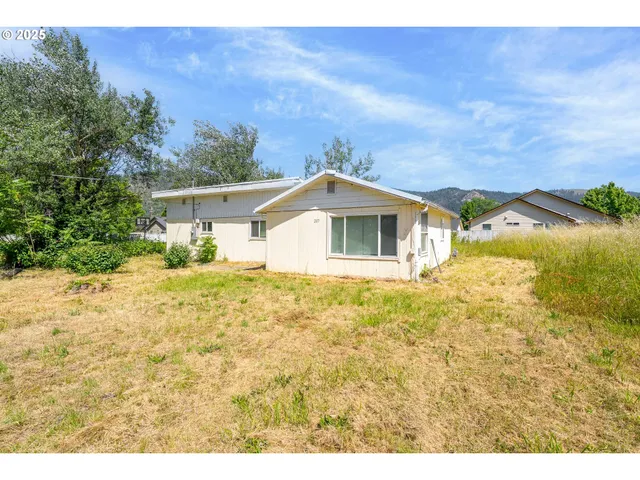 $215,000 | 207 Henry Street, Myrtle Creek, OR 97457