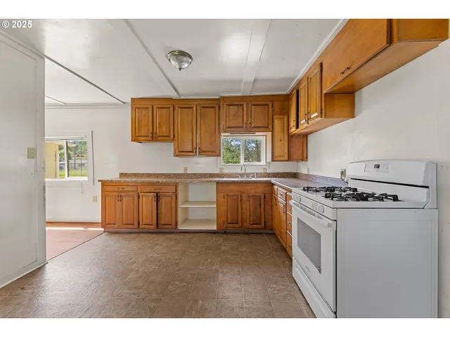 $215,000 | 207 Henry Street, Myrtle Creek, OR 97457