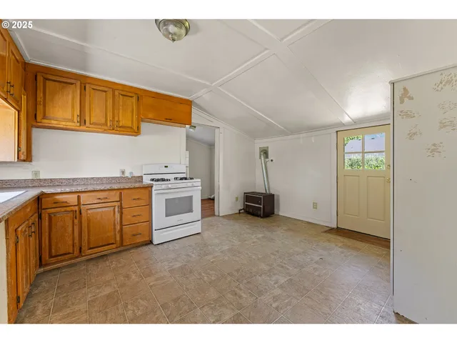 $215,000 | 207 Henry Street, Myrtle Creek, OR 97457