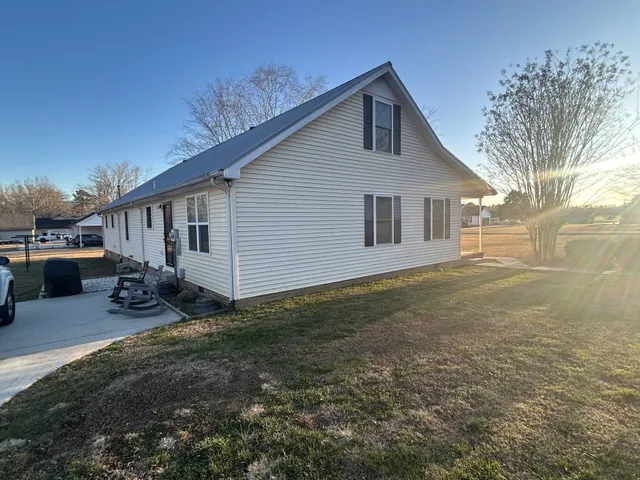 a view of a house with backyard