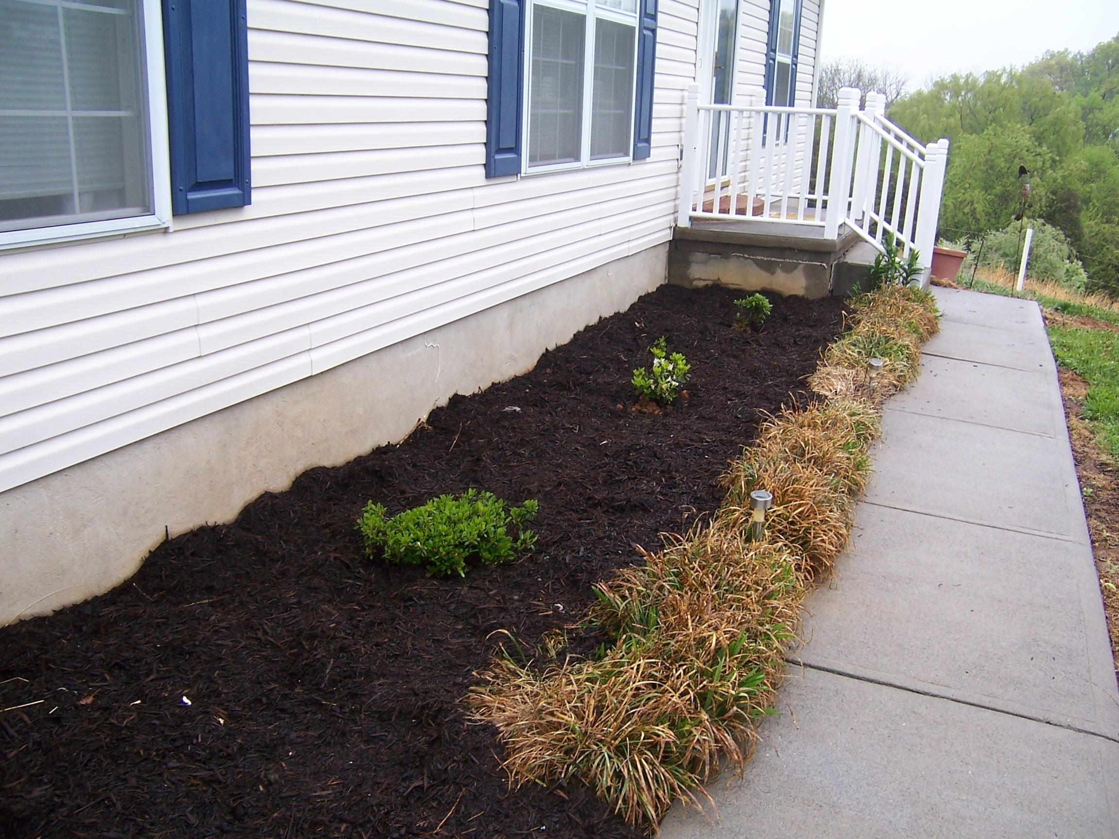 3192 Country Club Road Troutville, VA 24175 - Photo 6 of 21 Entry sidewalk-landscaping